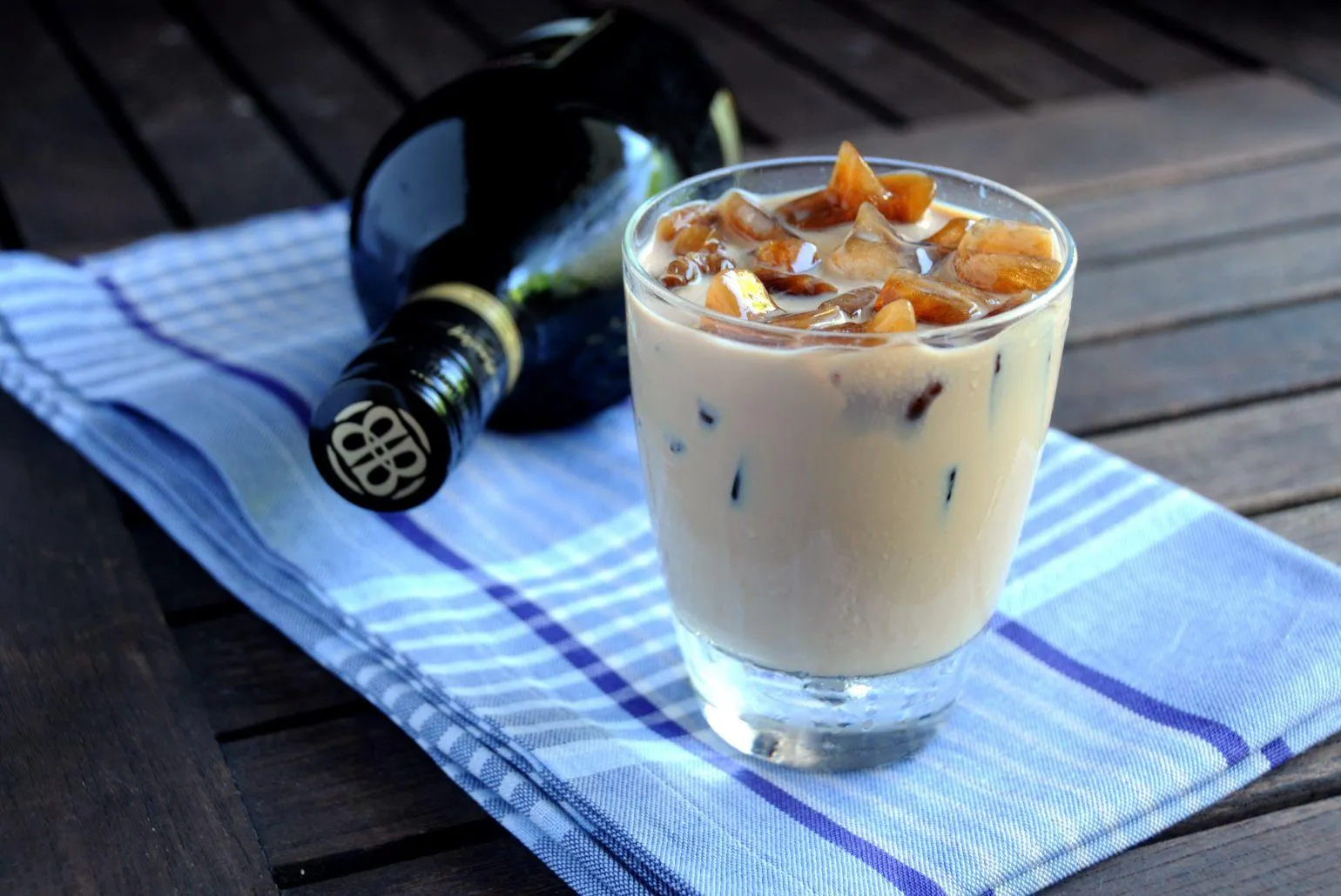 Молоко з кавовим льодом Молоко з кавовим льодом