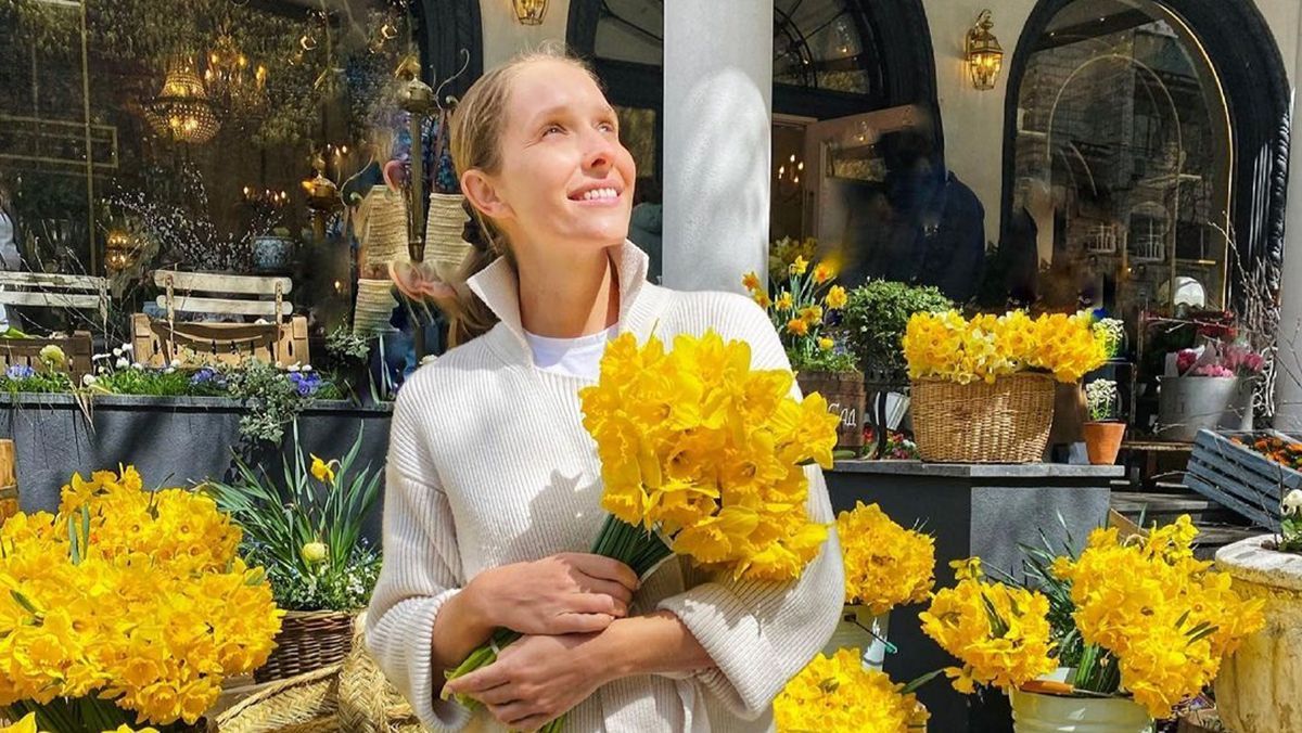 Катя Осадча захопила образом у кардигані: фото на тлі нарцисів Катя Осадча захопила образом у кардигані: фото на тлі нарцисів