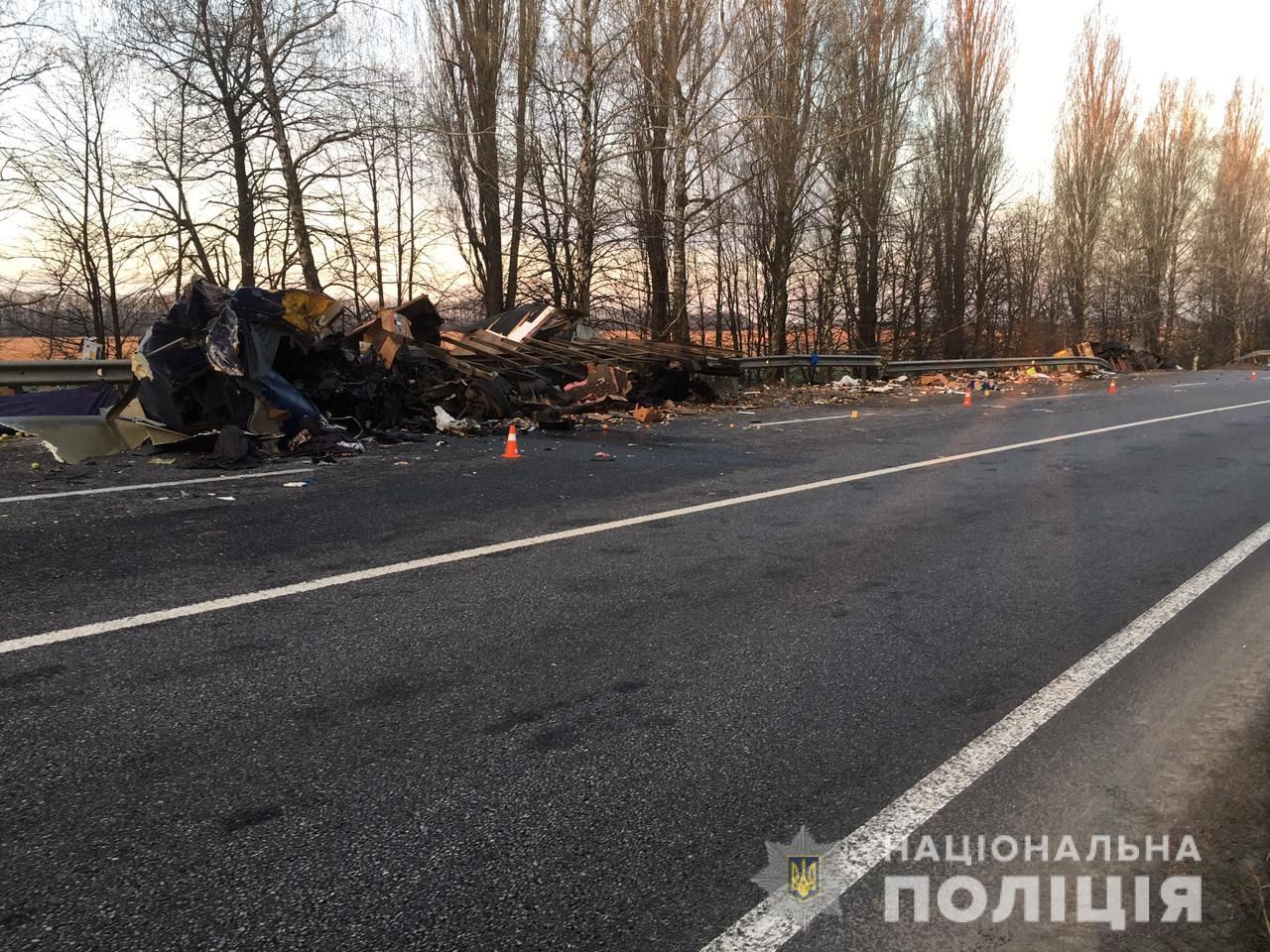 На Вінниччині вантажівки потрапили у жахливу ДТП: є загиблі