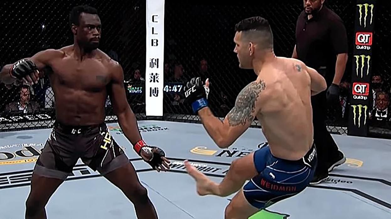 Боєць Кріс Вайдман зламав ногу у бою з Юраї Холлом на UFC 261: відео