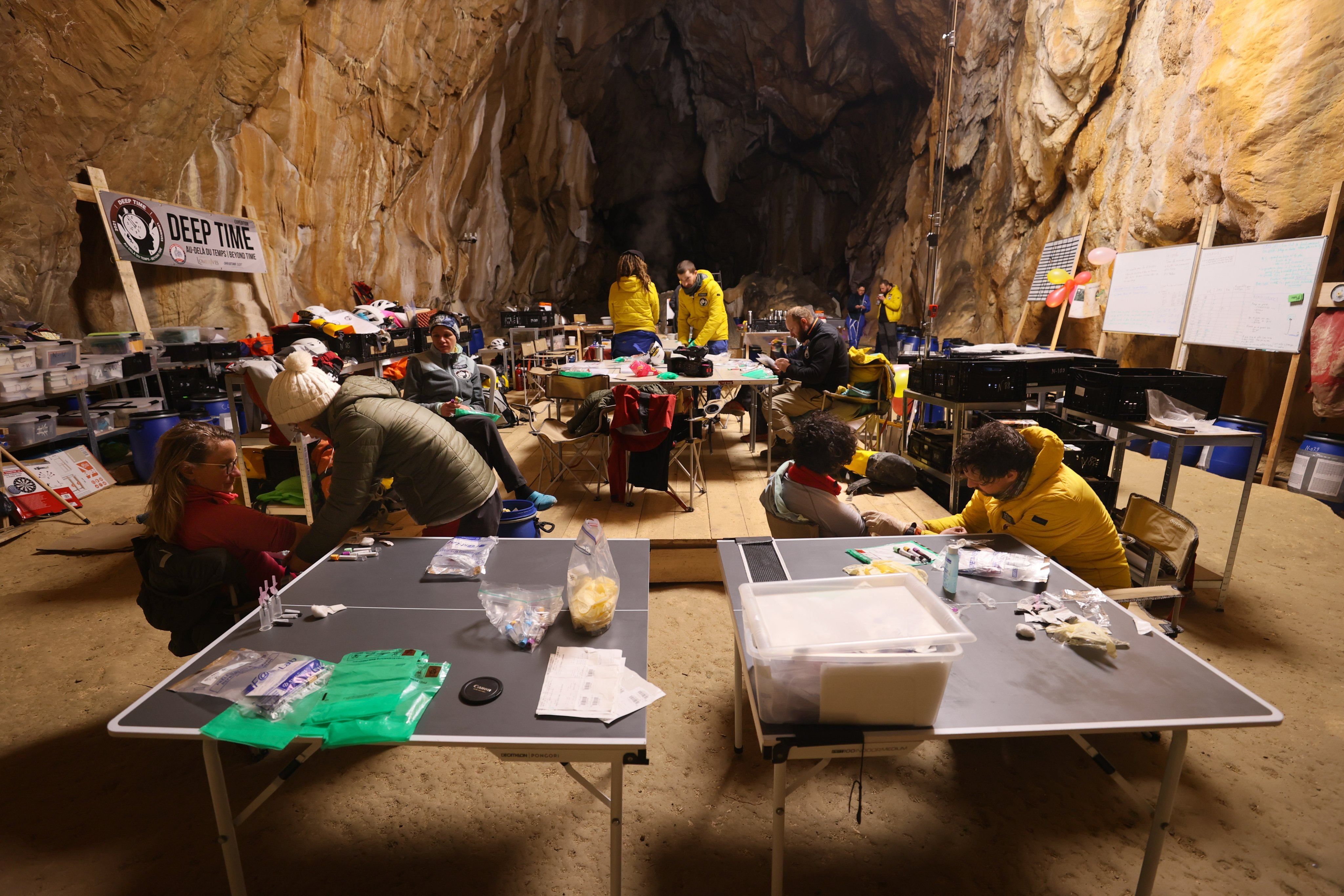 40 днів прожили у печері: у Франції закінчився експеримент з виживання