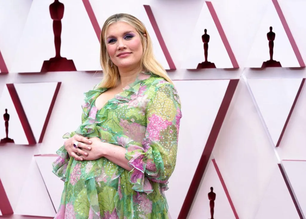 Вагітна Еміральд Феннел у сукні від Gucci Вагітна Еміральд Феннел у сукні від Gucci