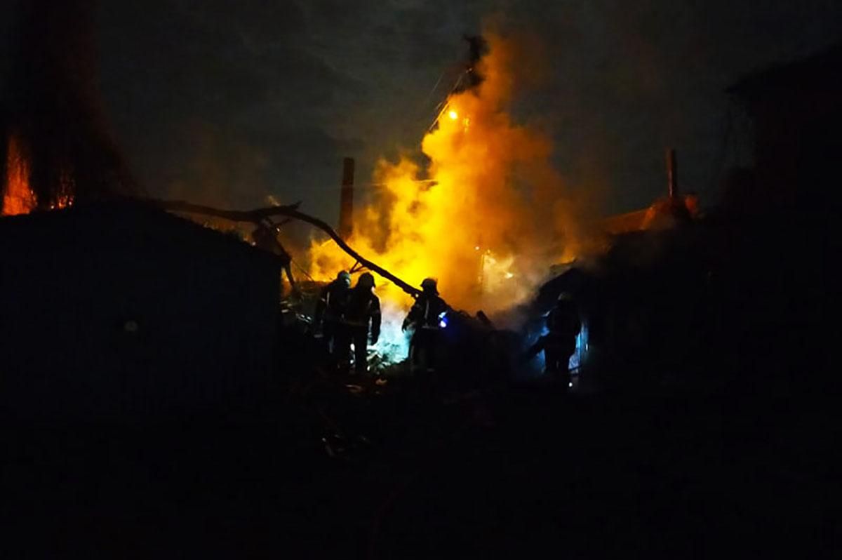 У Кривому Розі сталася пожежа: горіла покинута будівля та гаражі