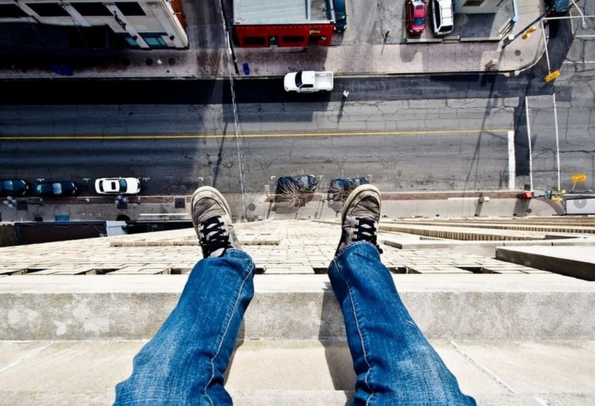 У Запоріжжі дівчата влаштували забавки на даху 9-поверхівки У Запоріжжі дівчата влаштували забавки на даху 9-поверхівки