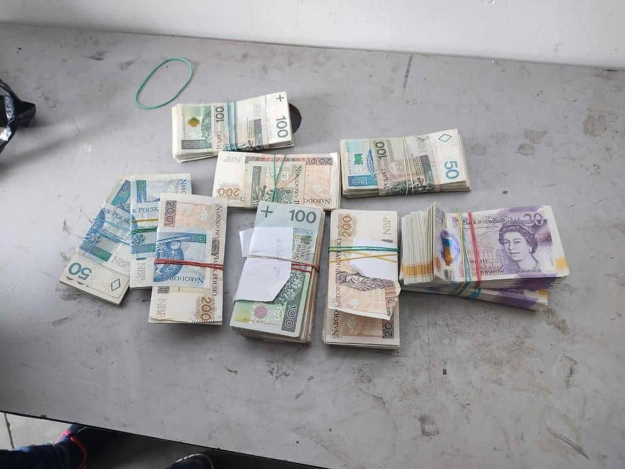 Українські митники вилучили у поляка майже мільйон гривень: фото Українські митники вилучили у поляка майже мільйон гривень: фото