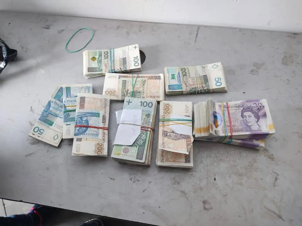 Віз майже мільйон гривень: українські митники вилучили у поляка кругленьку суму – фото Віз майже мільйон гривень: українські митники вилучили у поляка кругленьку суму – фото