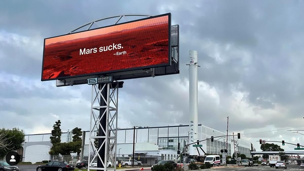 Рядом с офисом SpaceX разместили билборд со словами Марс – отстой