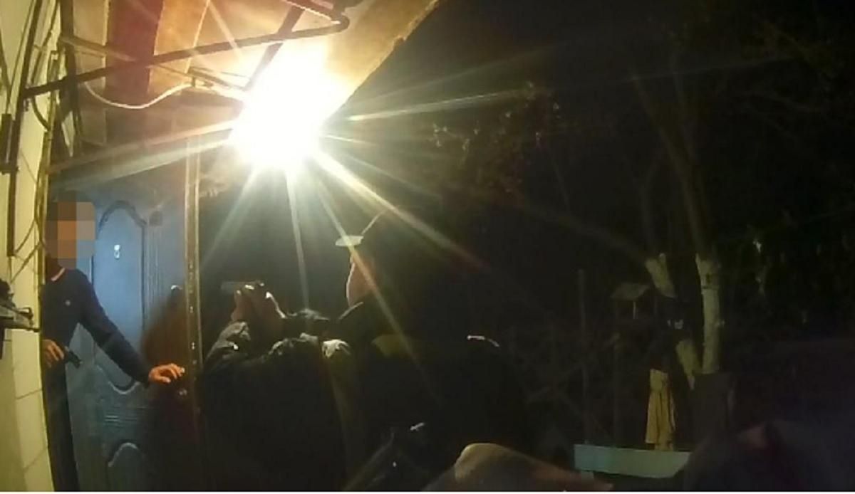 На Житомирщині чоловік облився бензином і стріляв у поліцію На Житомирщині чоловік облився бензином і стріляв у поліцію