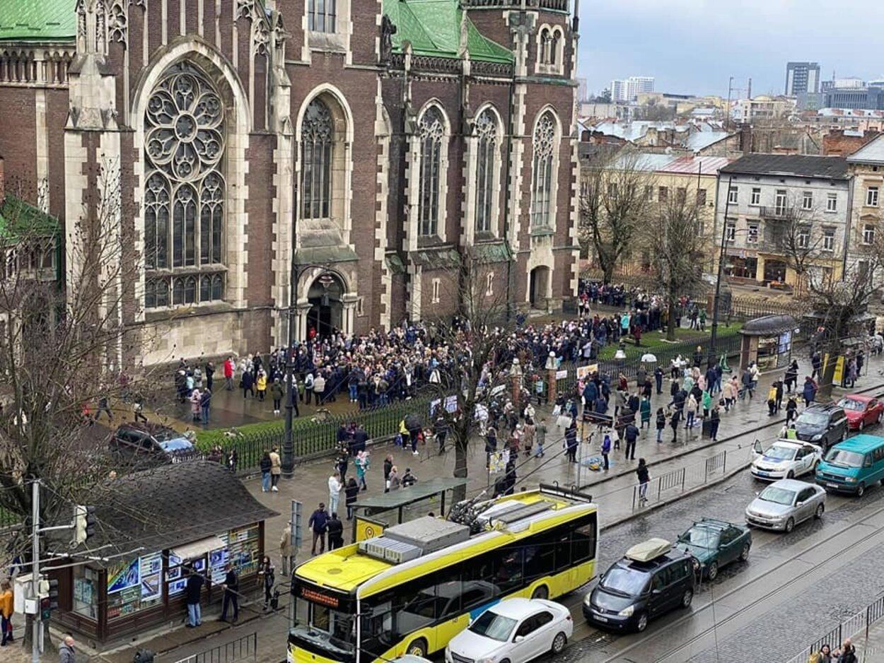 Тысячи верующих возле храмов: Садовый осудил многолюдное празднование Вербного воскресенья во Львове - фото 
