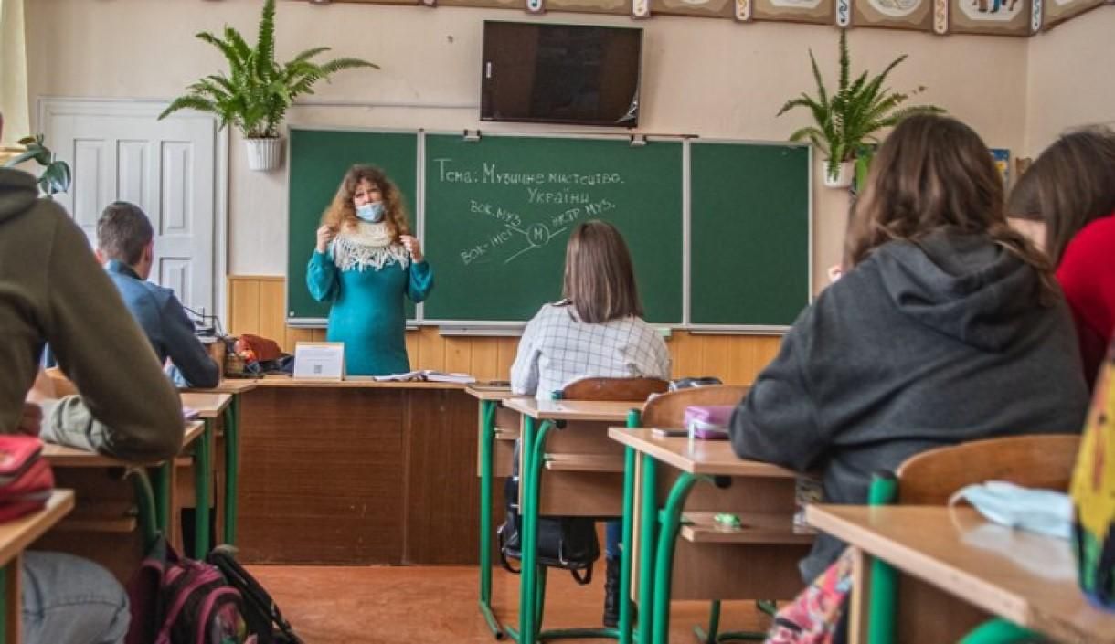 В Одессе ученики возвращаются за парты, но обучение будет смешанным