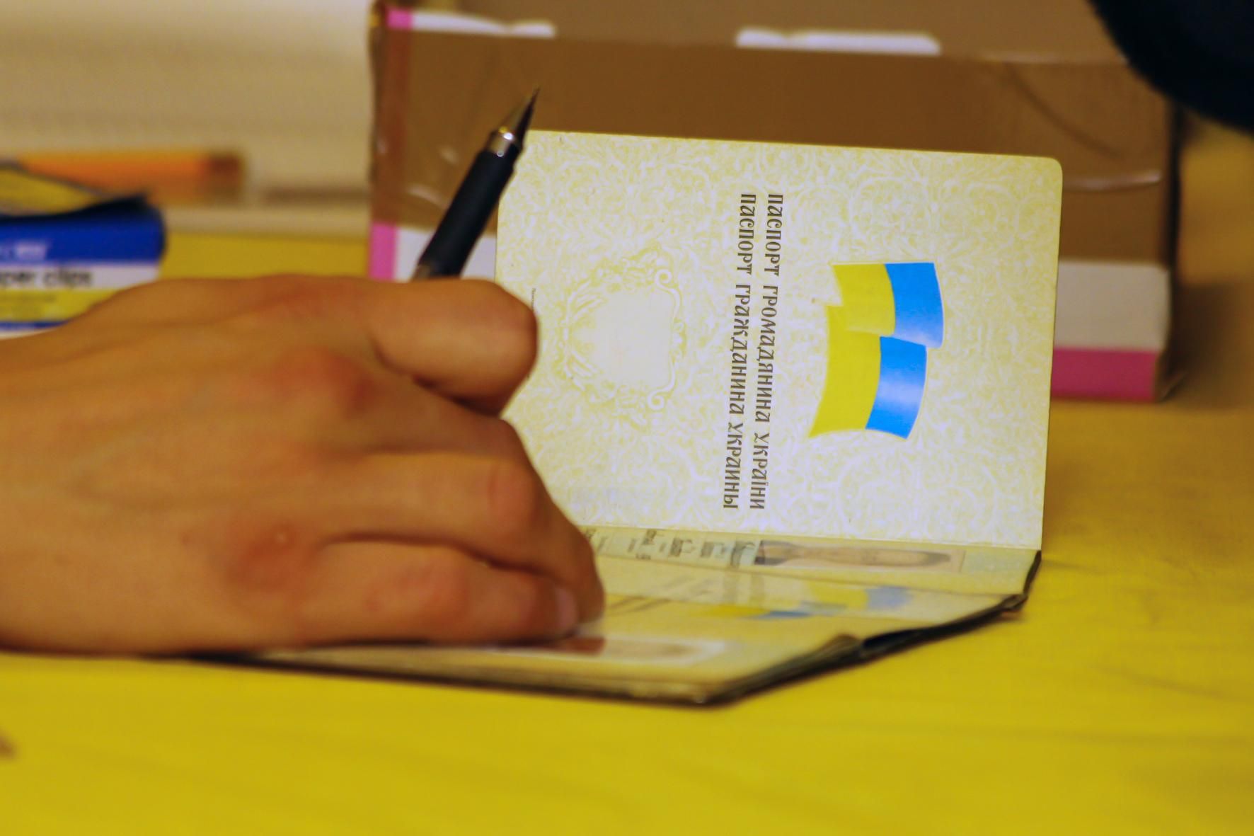 Донецьк обвішали оголошеннями про відновлення українських документів