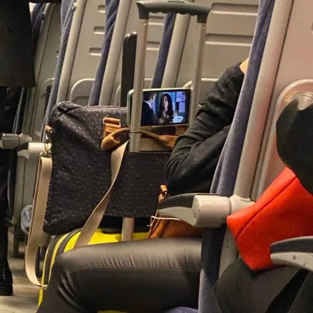 Телескопічна ручка валіз є підставкою для телефона Телескопічна ручка валіз є підставкою для телефона