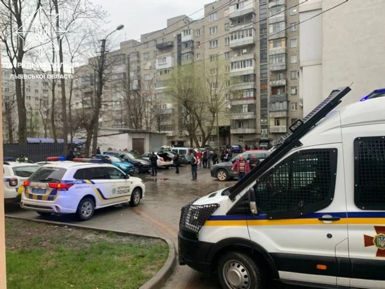 У Львові водій Porsche побив поліцейських й розбив кілька авто: відео сутички