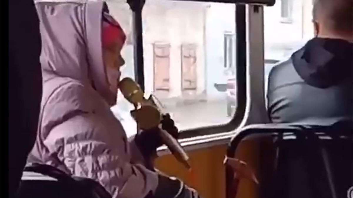 В Днепре женщина устроила караоке в трамвае: видео