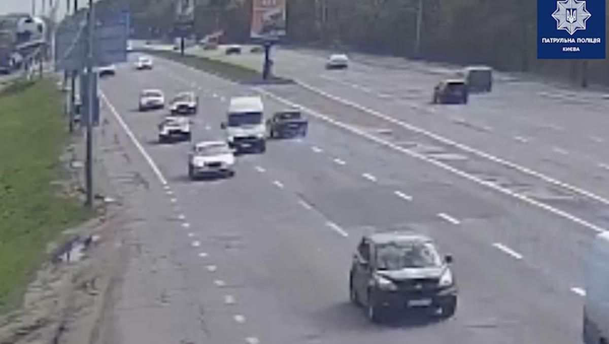 В Киеве неуправляемый ВАЗ врезался в Volkswagen и вылетел с дороги