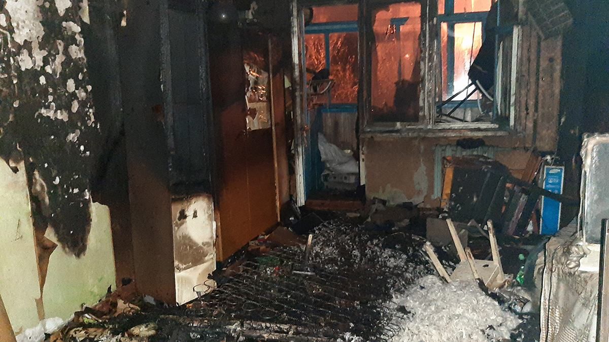 В Харкові вночі палав будинок: постраждав власник згорілої квартири