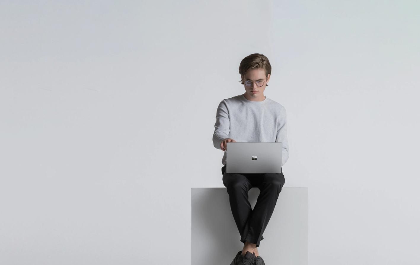 Microsoft висміяла Apple MacBook Air в рекламі Surface Laptop 4 Microsoft висміяла Apple MacBook Air в рекламі Surface Laptop 4