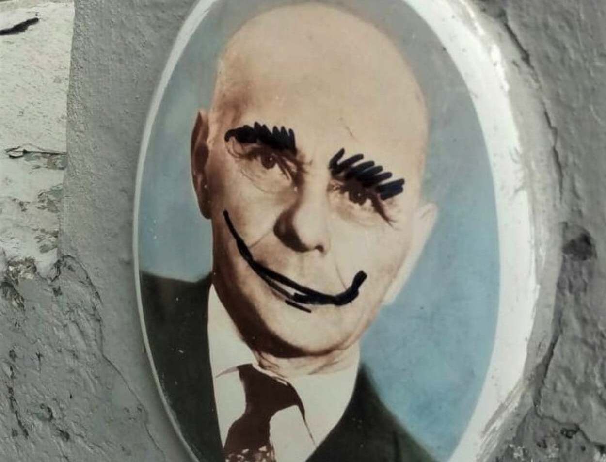 У Самборі на цвинтарі вандали спаплюжили могили: фото У Самборі на цвинтарі вандали спаплюжили могили: фото