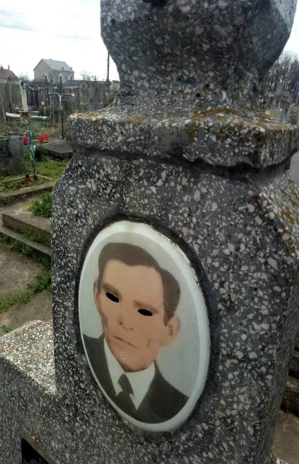 На цвинтарі У Самборі вандали спаплюжили могили: фото