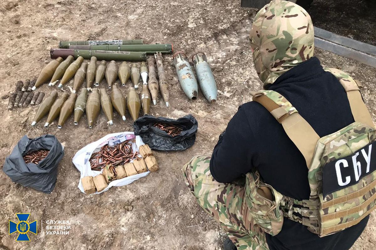 СБУ нашла тайники боевиков с артиллерийскими и танковыми снарядами