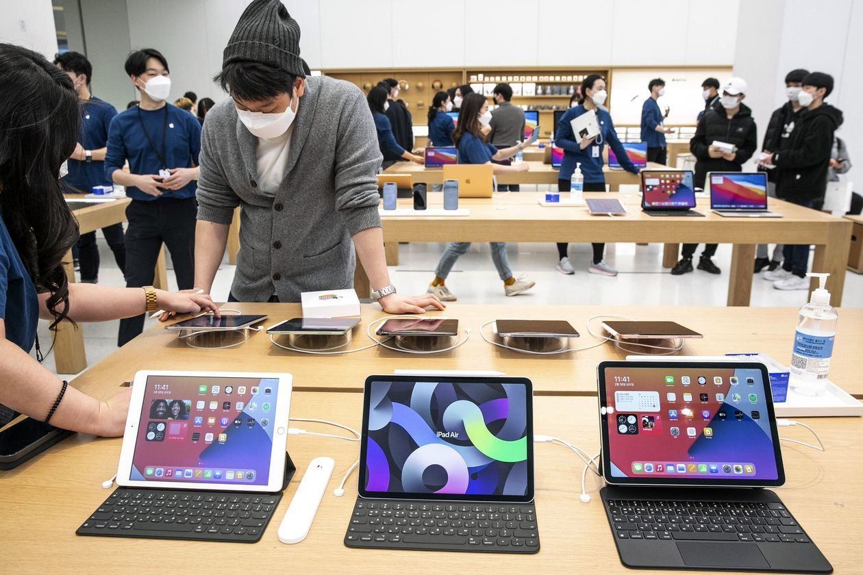 Студенти та працівники, що працюють віддалено, масово купують продукцію Apple