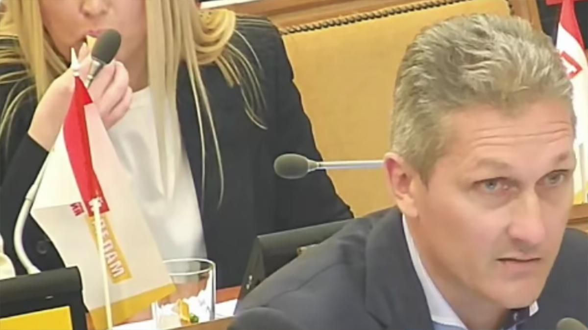 В Одессе депутат ела конфету, когда говорили о смерти - видео В Одессе депутат ела конфету, когда говорили о смерти - видео