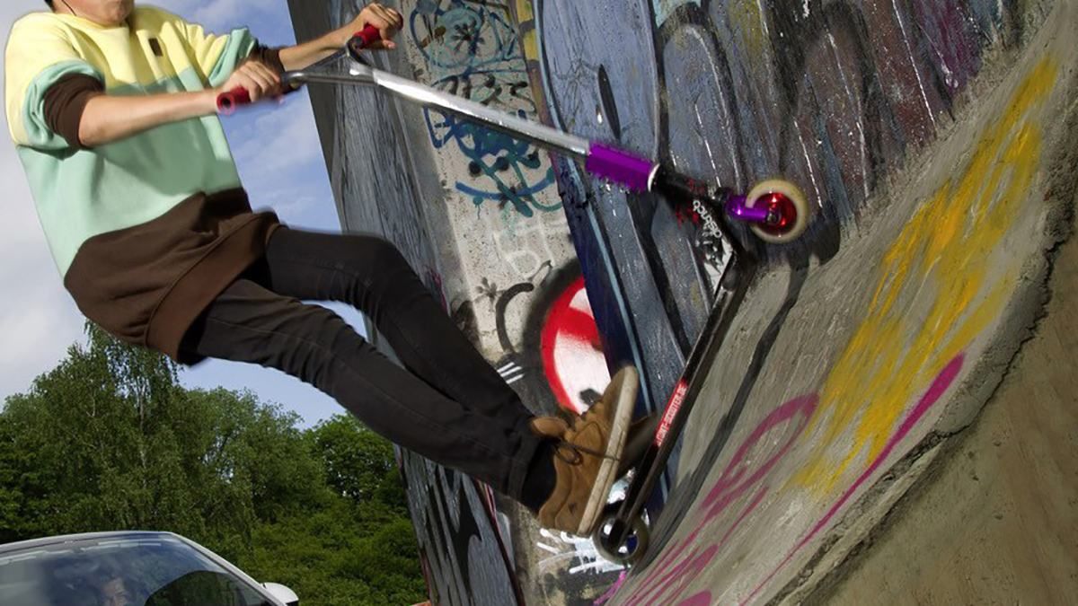 В Одессе подросток ночью сидел с самокатом на дереве - видео В Одессе подросток ночью сидел с самокатом на дереве - видео