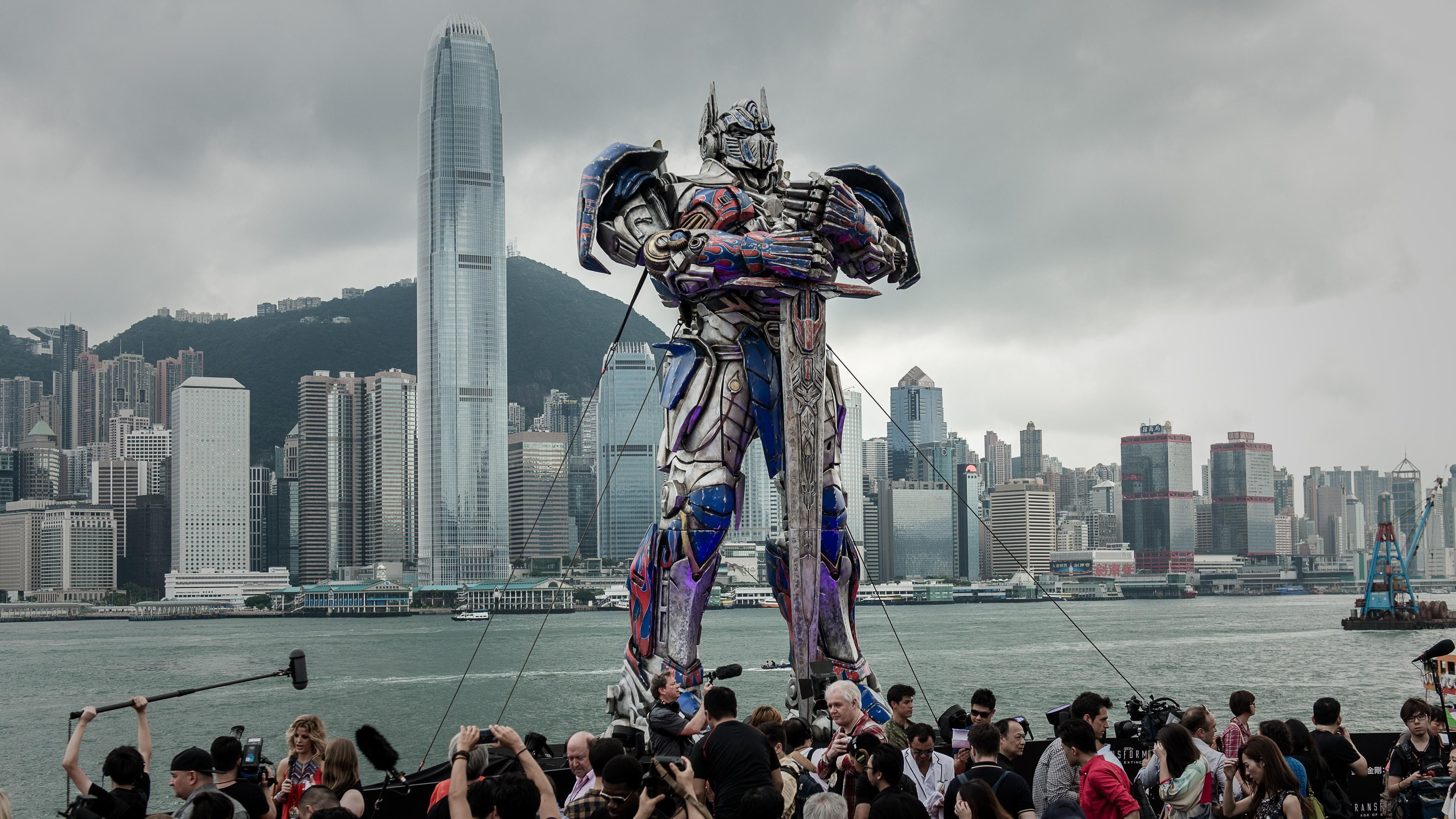 Гигантская фигура Optimus Prime на мировой премьере фильма Transformers 4 в Гонконге