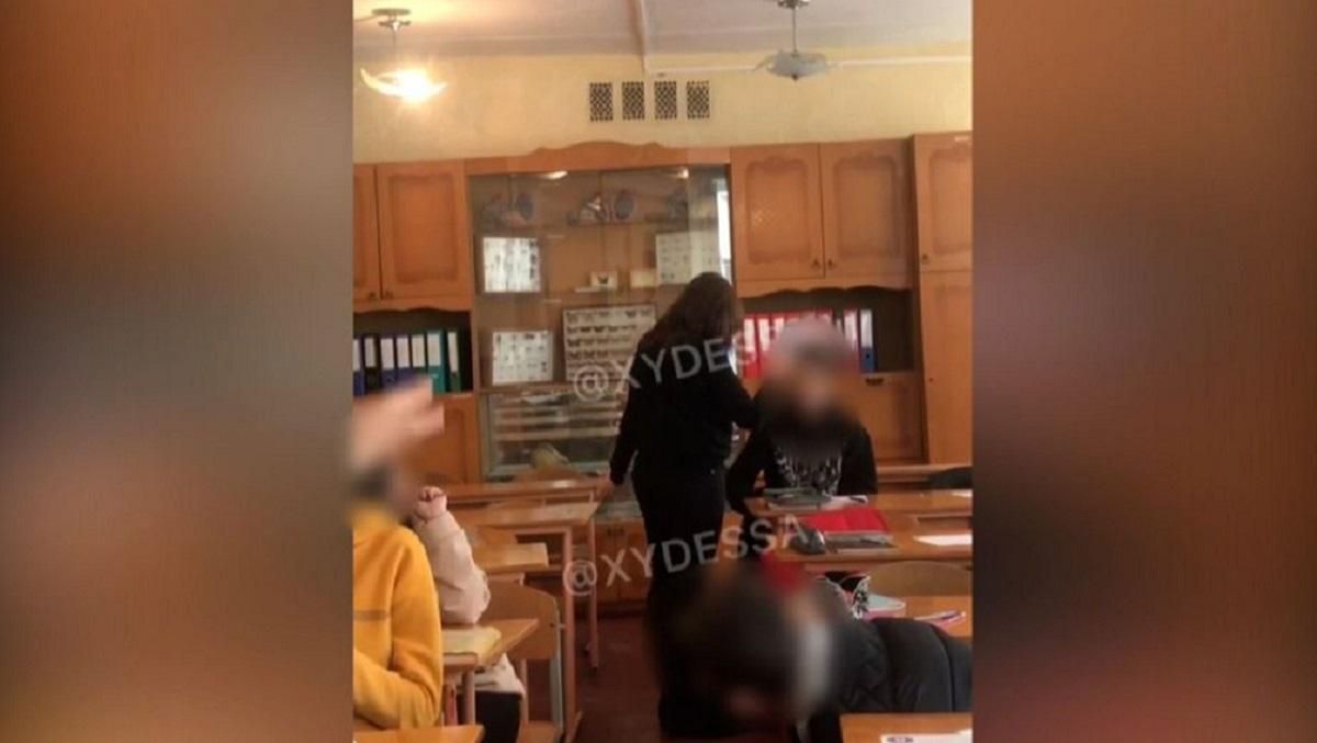 В Одесі школяр розпилив балончик на вчительку: що йому загрожує