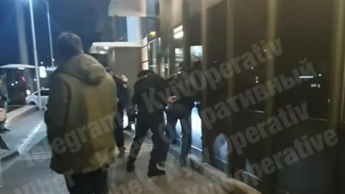 У Києві біля McDonald's затримали агресивного чоловіка з пістолетом