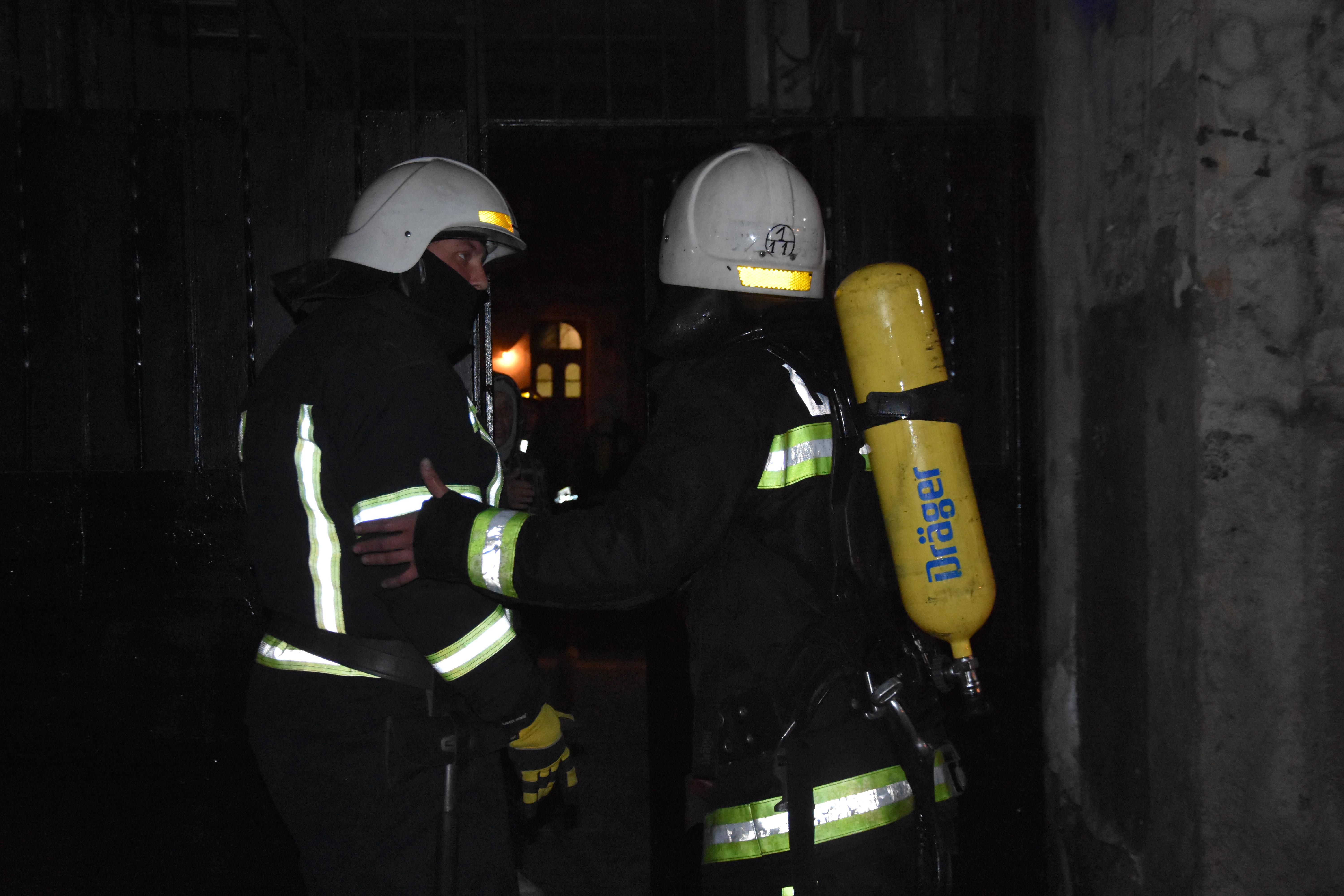 Через пожежу в центрі  Одеси 29.04.2021 рятували жінку з донькою 