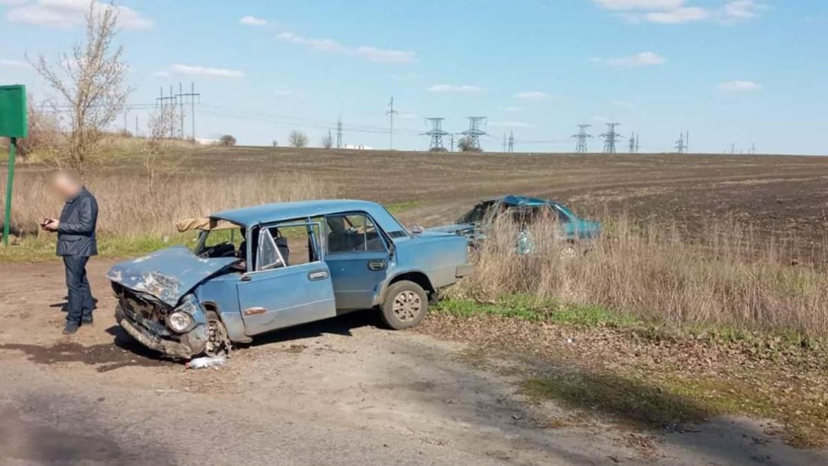 Під Харковом лобове зіткнення жигулів та 99: в ДТП постраждало 7 людей