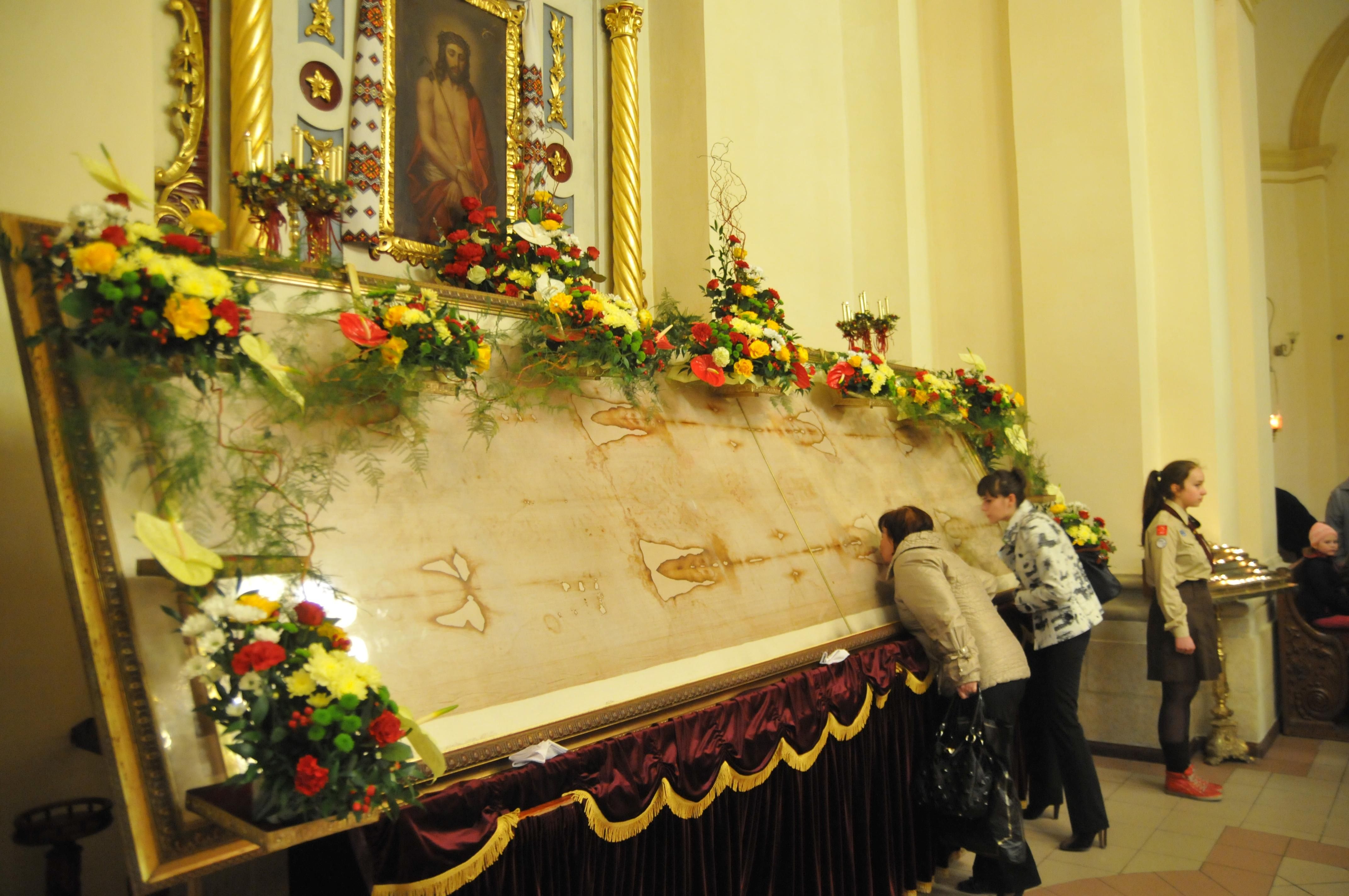 Сила молитви не зменшиться: львів'ян закликали не цілувати плащаниці та ікони Сила молитви не зменшиться: львів'ян закликали не цілувати плащаниці та ікони