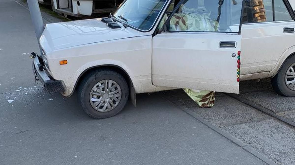 В Харькове водитель Жигули умер и въехал в светофор – видео В Харькове водитель Жигули умер и въехал в светофор – видео