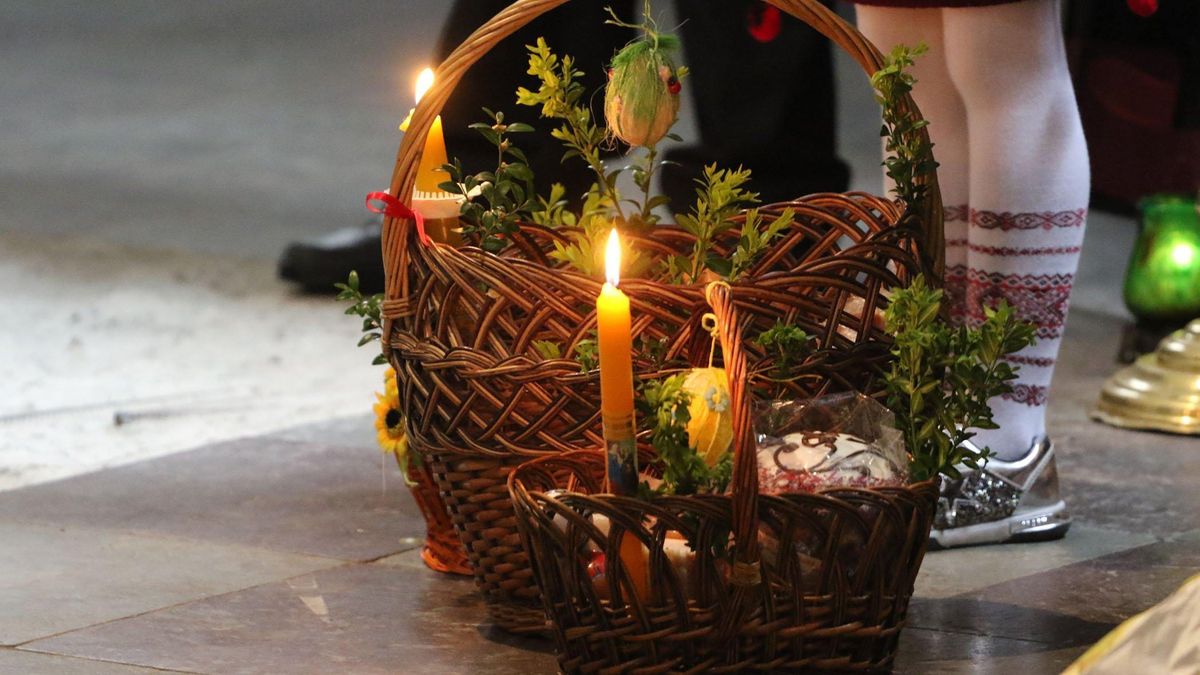 Скільки українців планують йти до церкви на Великдень: опитування