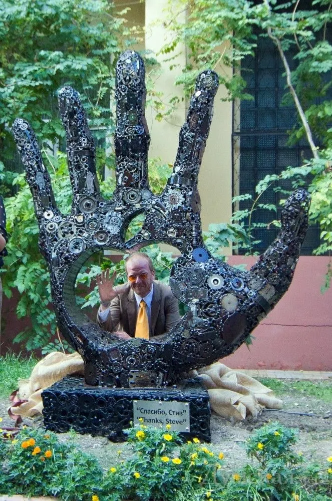Одеський пам'ятник Стіву Джобсу подорожі Великдень цікаві небанальні місця 