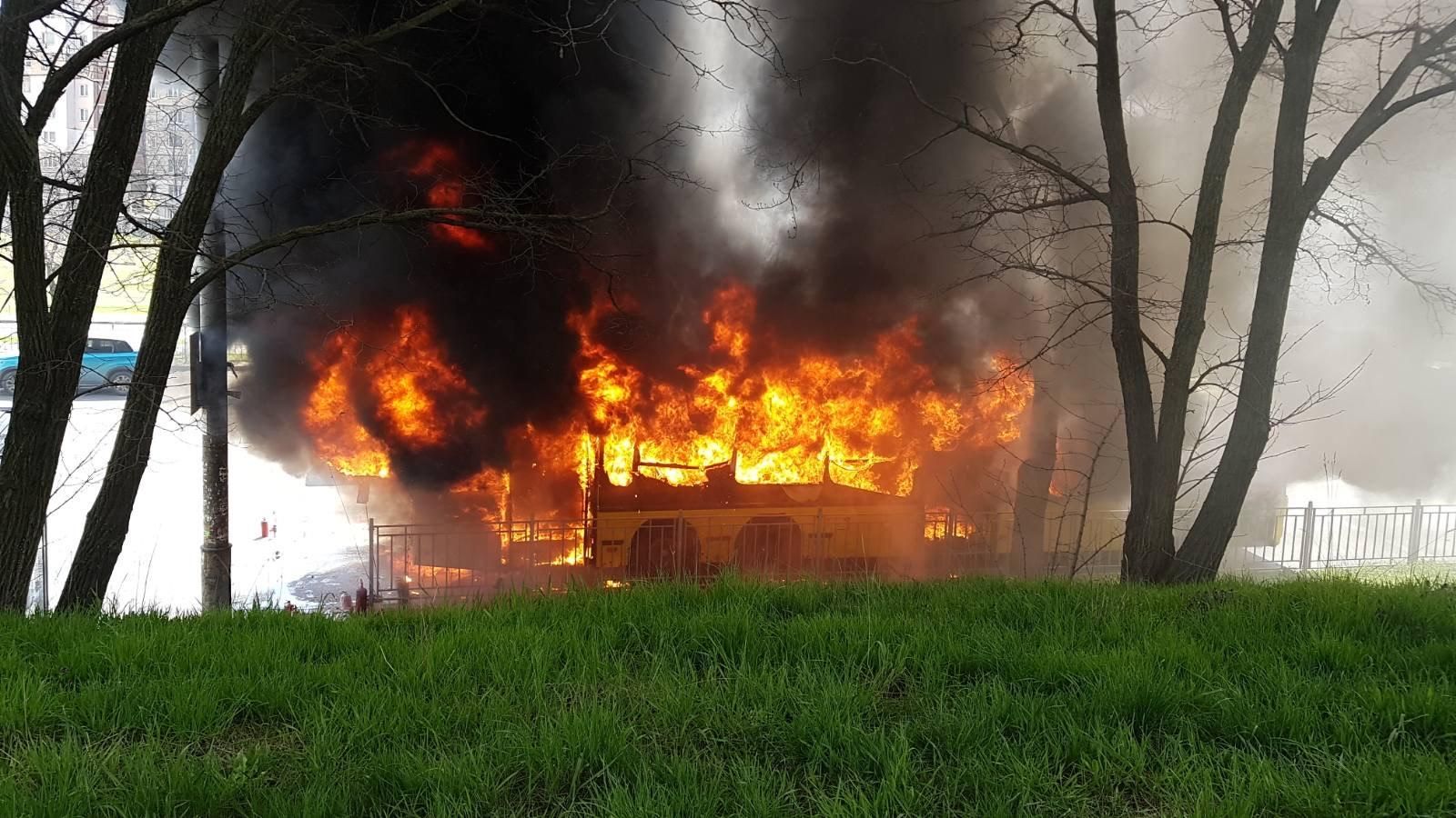 В Киеве 29.04.2021 полностью сгорел автобус: видео пожара