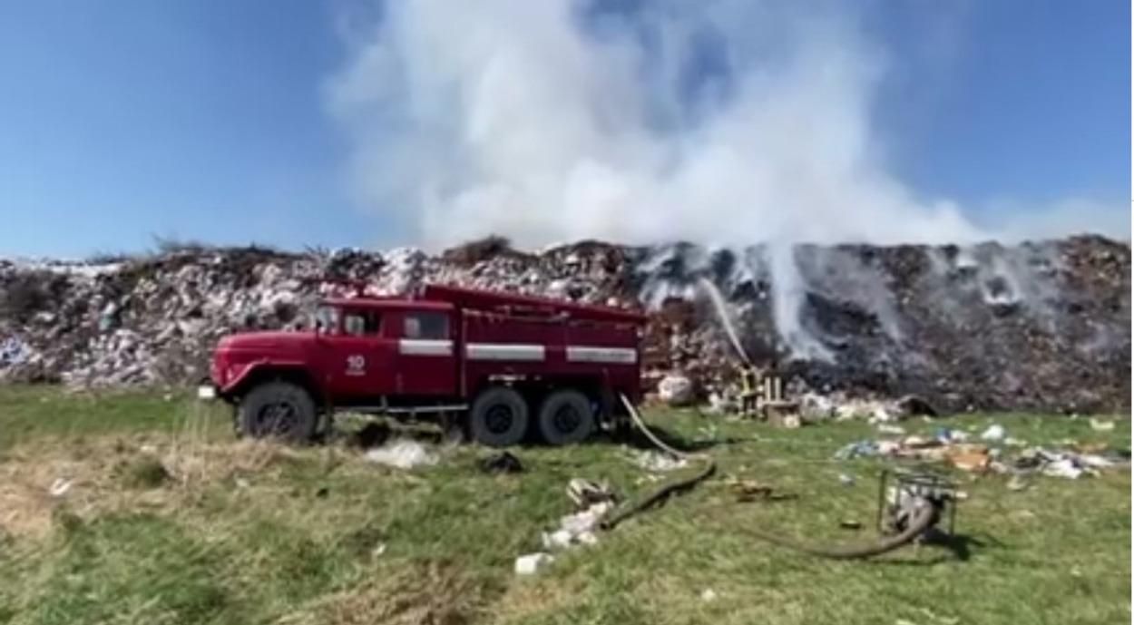 На Бродівському сміттєзвалищі трапилась масштабна пожежа: підозрюють підпал – відео 