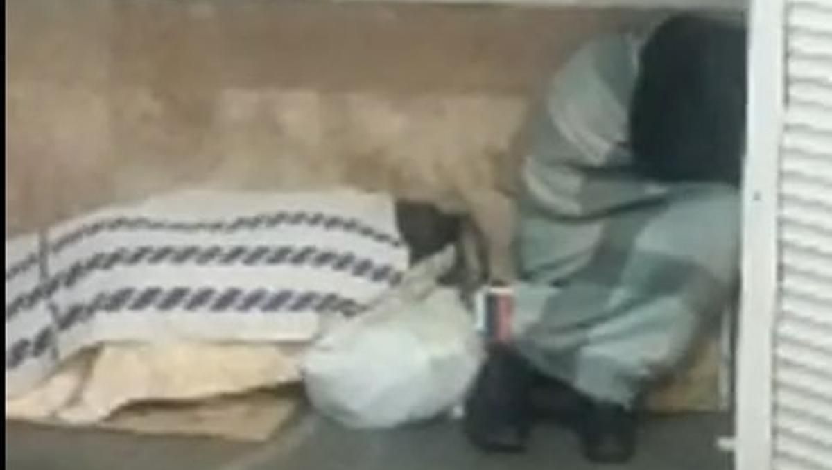 Киевлян шокировали бездомные, которые спят в метро