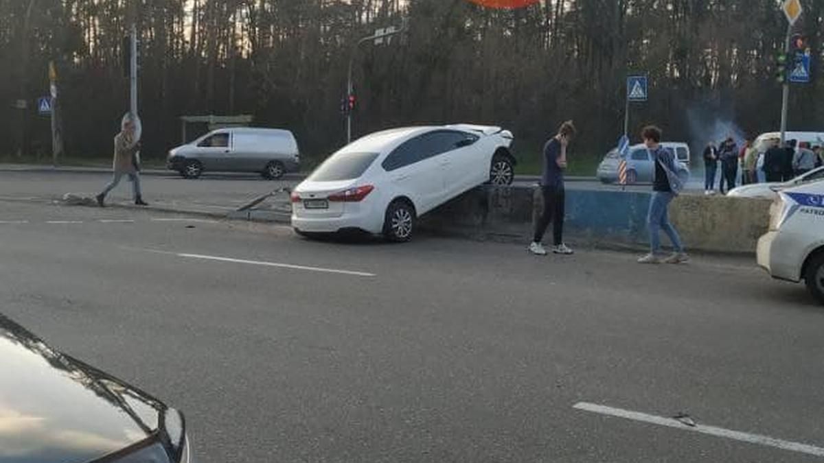 У Києві на Окружній KIA вилетіла з дороги та знесла велосипедиста У Києві на Окружній KIA вилетіла з дороги та знесла велосипедиста