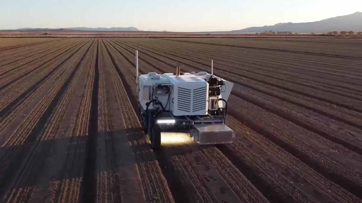 Робот Carbon Robotics випалює бур'яни лазерами та працює в полі
