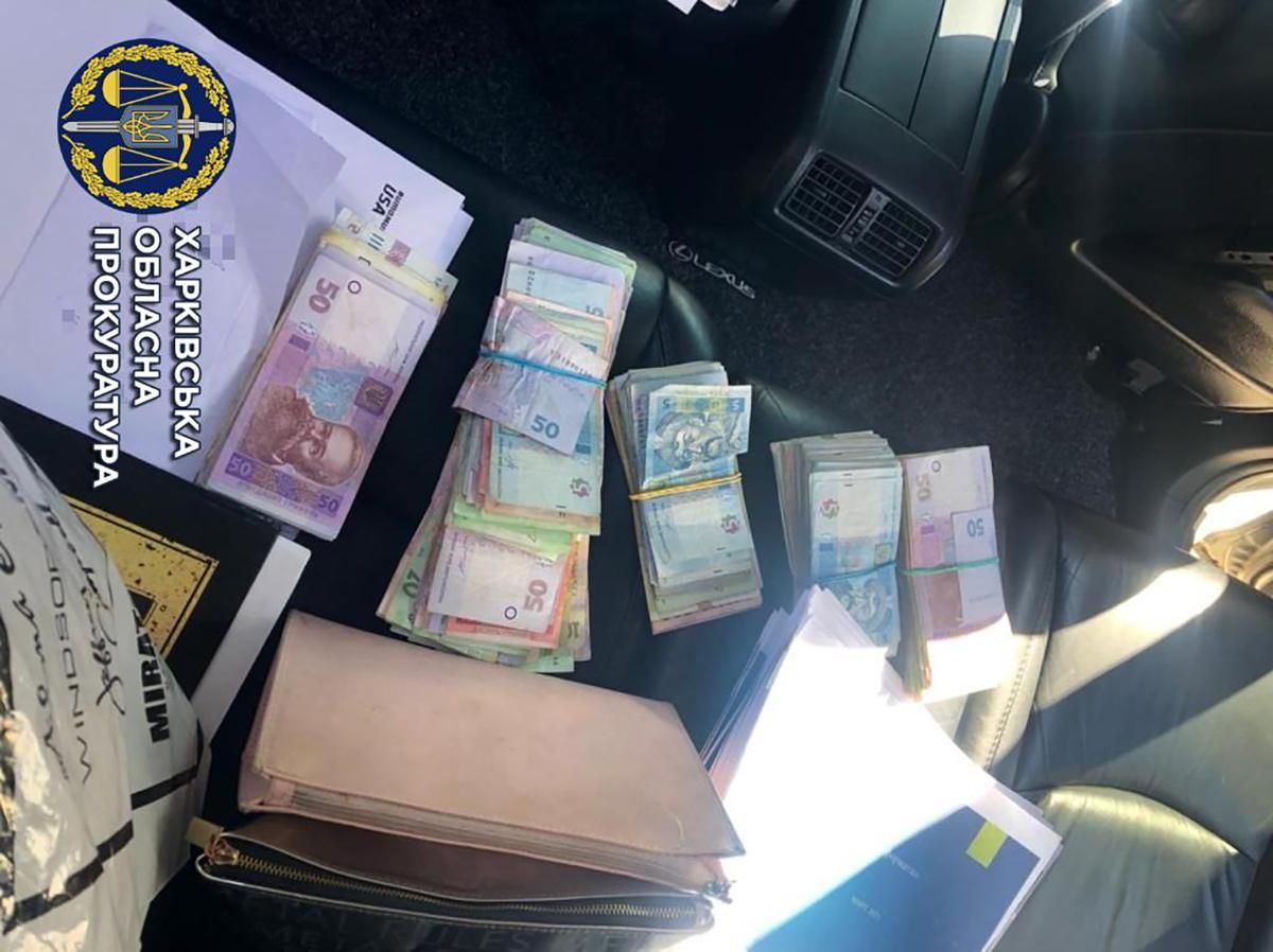 Чиновниця в Харкові дозволила незаконну торгівлю харчами за хабар Чиновниця в Харкові дозволила незаконну торгівлю харчами за хабар