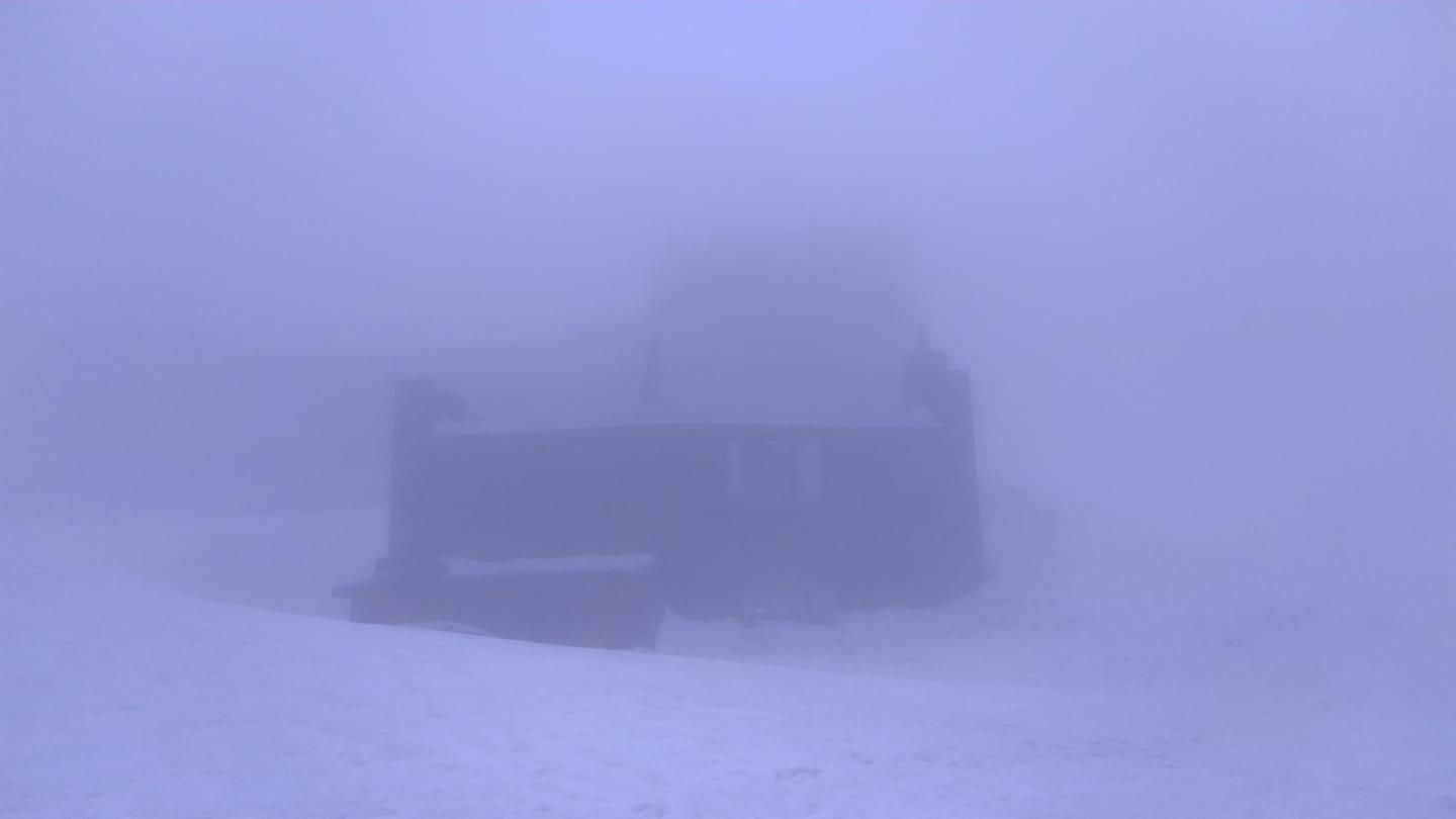 В Карпатах - снег и опасность схода лавин В Карпатах - снег и опасность схода лавин