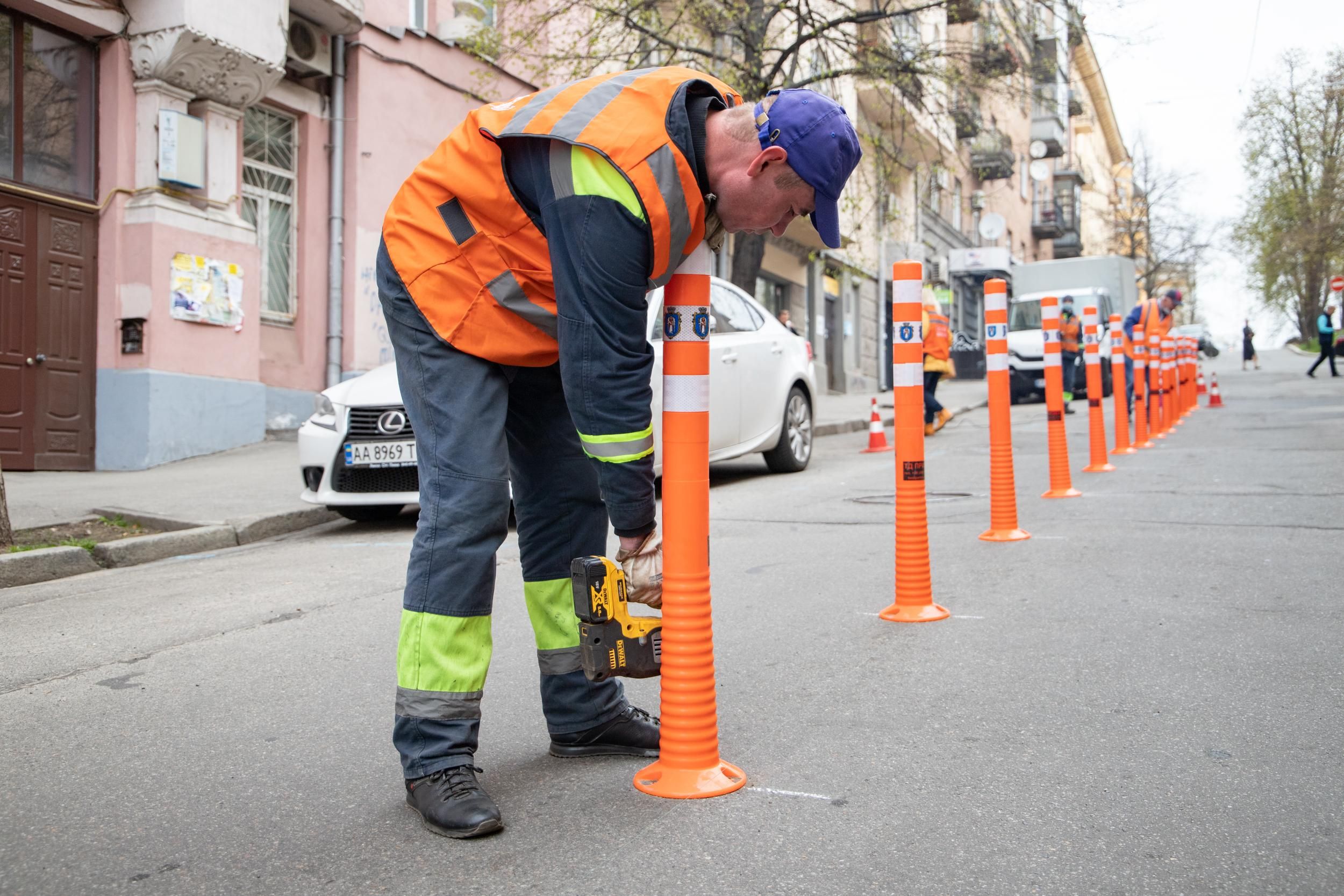 В Киеве на улице Костельной установили новые ограничители от парковки 