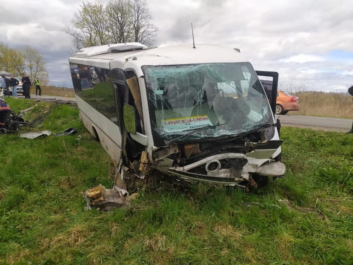 На Прикарпатті зіткнулися рейсовий автобус та легковик На Прикарпатті зіткнулися рейсовий автобус та легковик