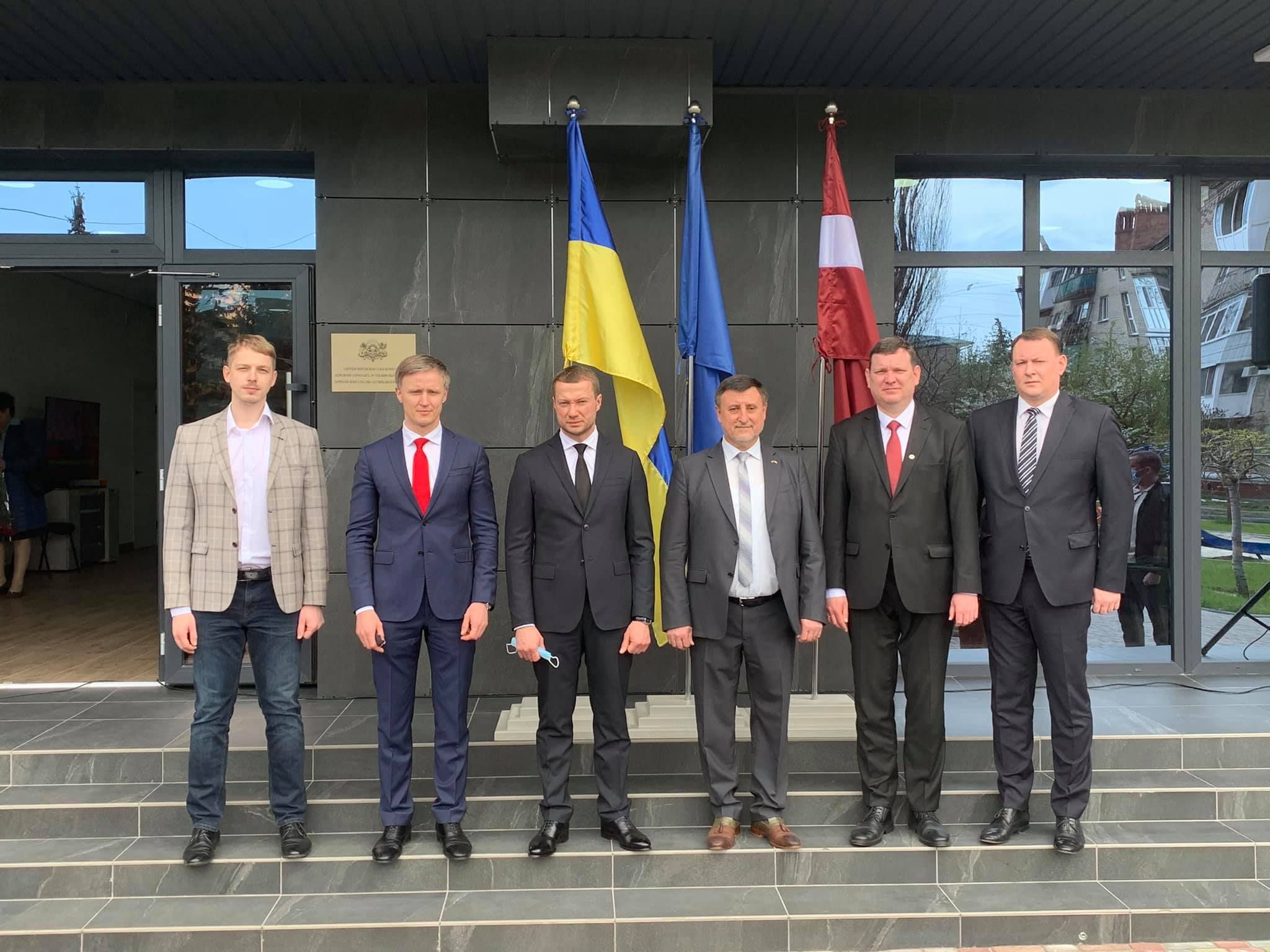 Латвия и Литва открыли почетные консульства на Донбассе