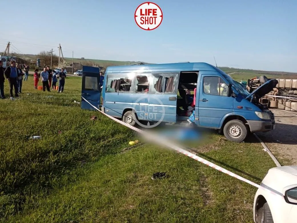 У Росії зіштовхнулися мікроавтобус із дітьми і КамАЗ