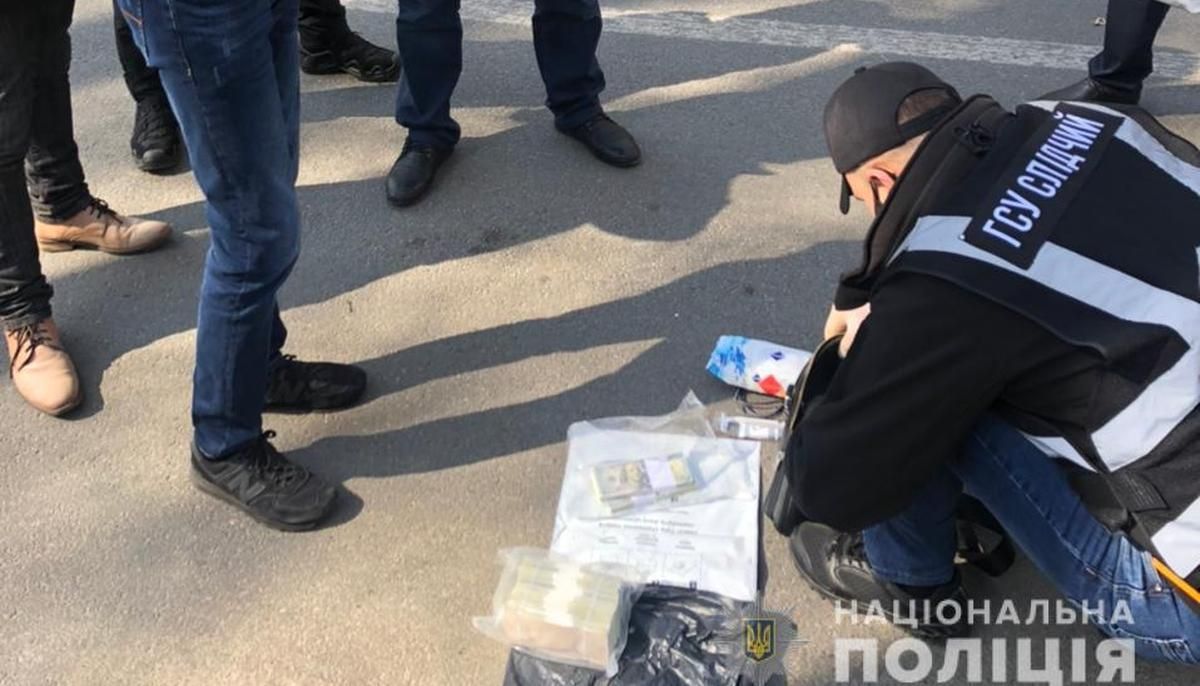 У Києві затримали шахраїв, які пропонували поліцейському купити посаду У Києві затримали шахраїв, які пропонували поліцейському купити посаду