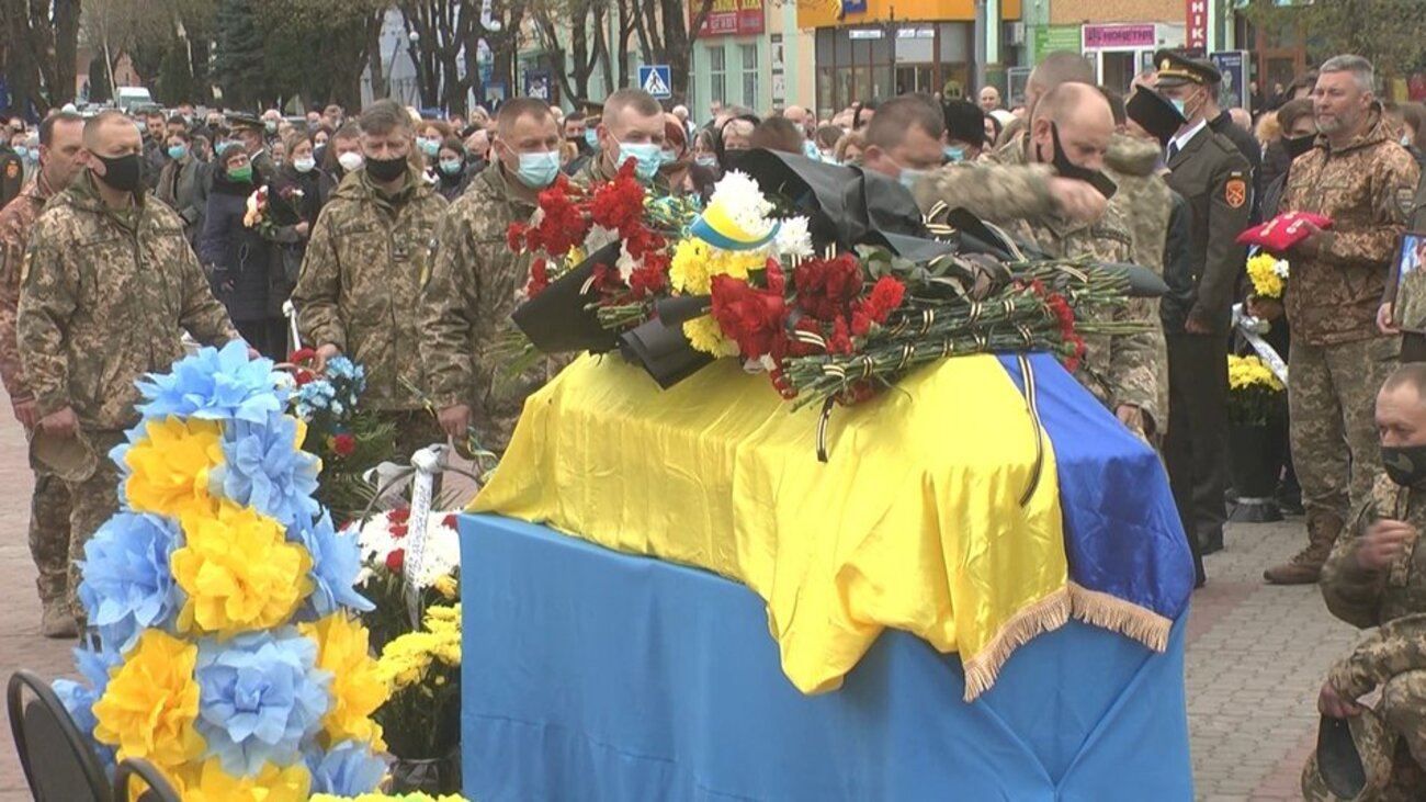 Загиблого на Донбасі воїна  Романа Гуляка поховали на Хмельниччині 