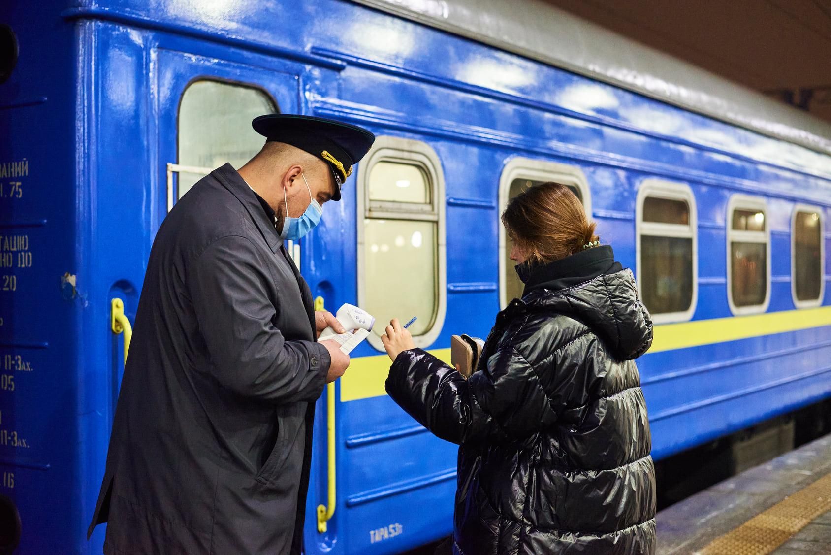 Укразалізниця анонсувала рейди в потягах: перевірятимуть носіння масок